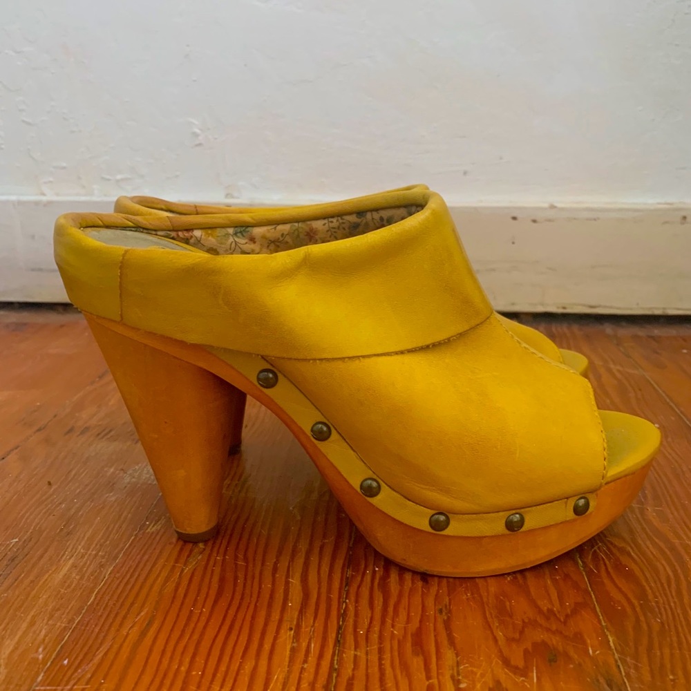 Seychelles Yellow Leather Studded Wood Mules clogs